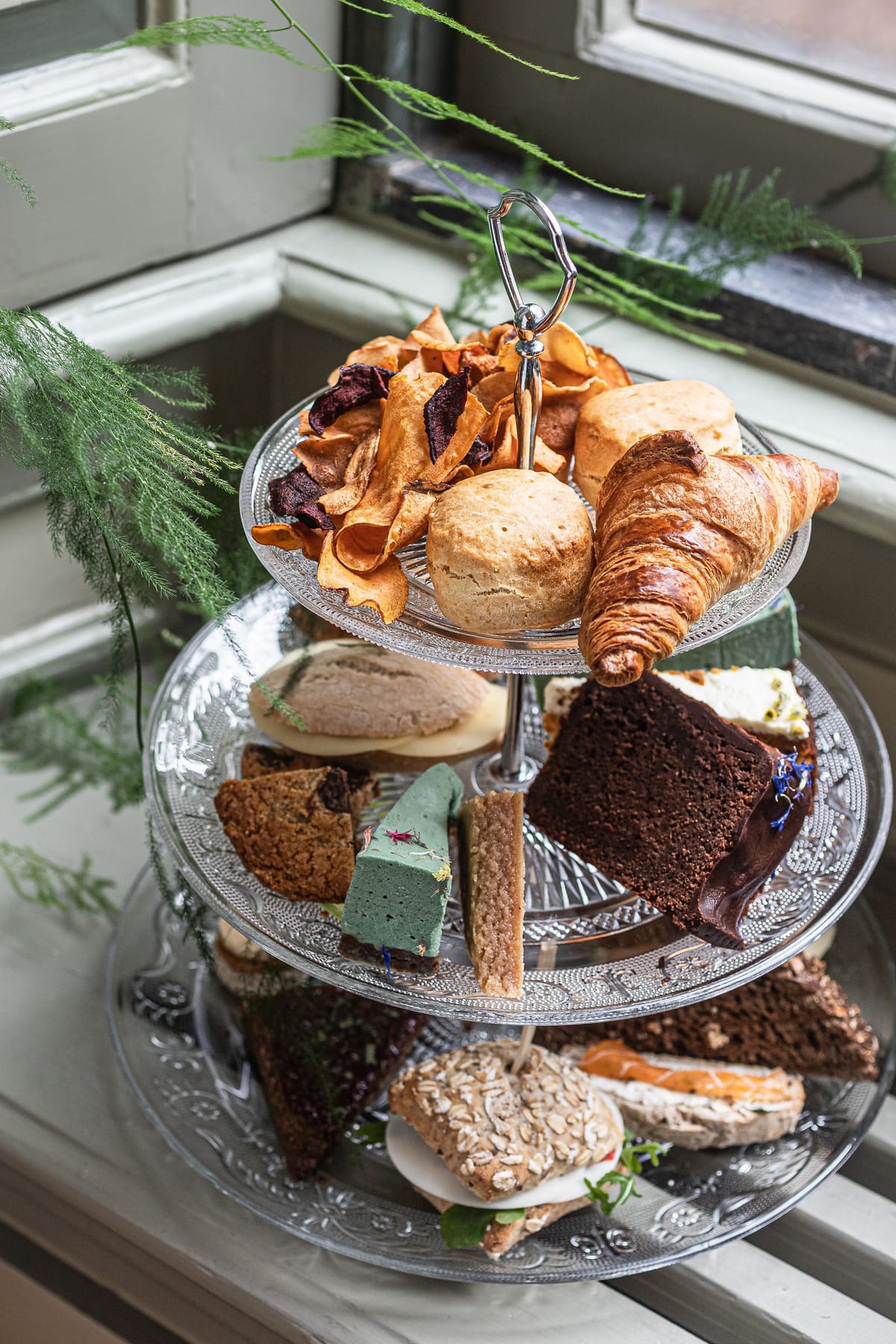 23 best weekday high tea spots in Singapore for hotel buffets & cafes Post feature image
