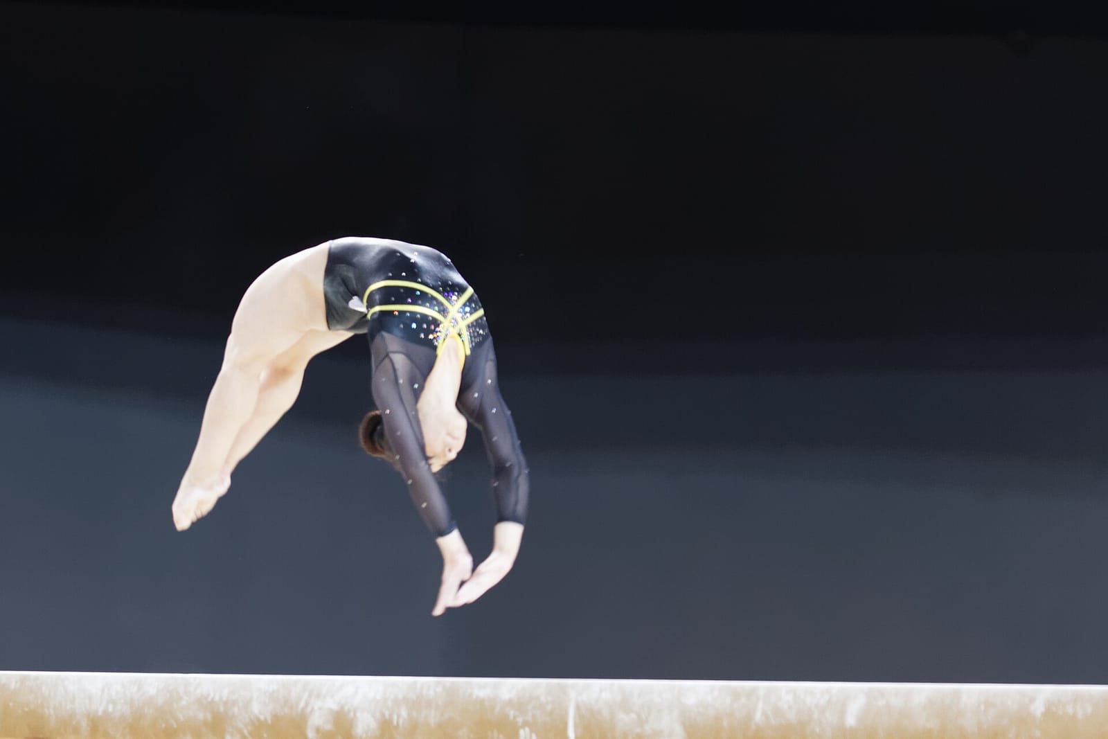 Alternative — Claudia Fragapane balance-beam action (2015 context image)