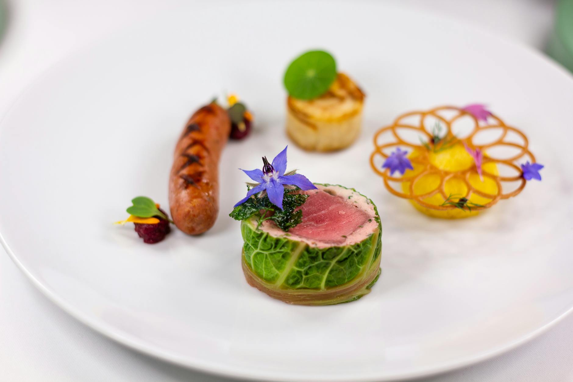 12 unique restaurants that you must try in Singapore Post image